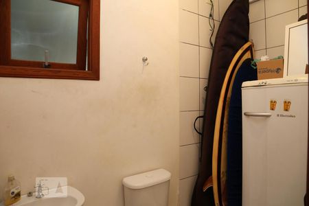 Casa à venda com 385m², 4 quartos e 6 vagasBanheiro de Serviço