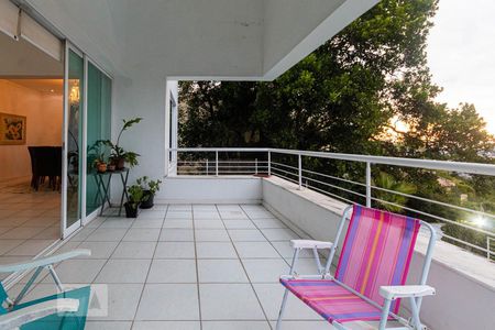 Sacada da Sala de Estar de casa à venda com 4 quartos, 450m² em Nonoai, Porto Alegre