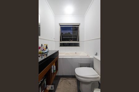 Casa à venda com 450m², 4 quartos e 4 vagasBanheiro da Suíte