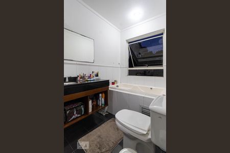 Casa à venda com 450m², 4 quartos e 4 vagasBanheiro da Suíte