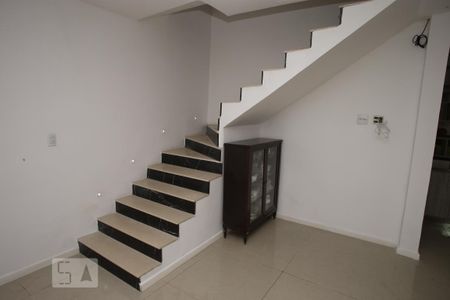 Casa para alugar com 160m², 2 quartos e 1 vagaEscada