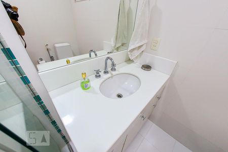 Apartamento à venda com 200m², 4 quartos e 4 vagas Apartamento à venda com 200m², 4 quartos e 4 vagasBanheiro da Suite 3