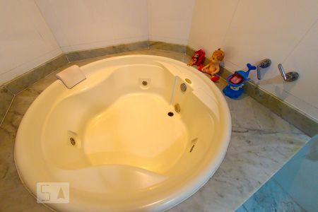 Apartamento à venda com 200m², 4 quartos e 4 vagas Apartamento à venda com 200m², 4 quartos e 4 vagasBanheiro da Suite 2