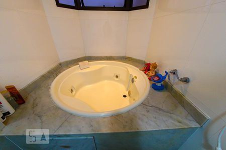 Apartamento à venda com 200m², 4 quartos e 4 vagas Apartamento à venda com 200m², 4 quartos e 4 vagasBanheiro da Suite 2