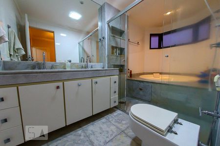 Apartamento à venda com 200m², 4 quartos e 4 vagas Apartamento à venda com 200m², 4 quartos e 4 vagasBanheiro da Suite 2