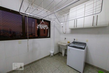 Apartamento à venda com 200m², 4 quartos e 4 vagas Apartamento à venda com 200m², 4 quartos e 4 vagasArea de Serviço