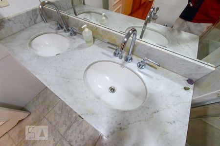 Apartamento à venda com 200m², 4 quartos e 4 vagas Apartamento à venda com 200m², 4 quartos e 4 vagasBanheiro da Suite 2