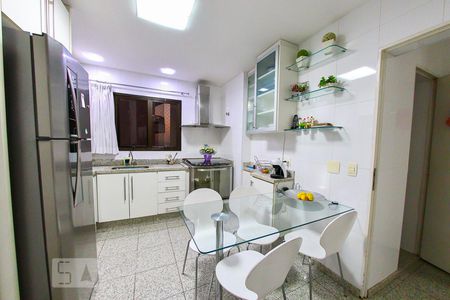 Apartamento à venda com 200m², 4 quartos e 4 vagas Apartamento à venda com 200m², 4 quartos e 4 vagasCozinha
