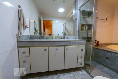 Apartamento à venda com 200m², 4 quartos e 4 vagas Apartamento à venda com 200m², 4 quartos e 4 vagasBanheiro da Suite 2