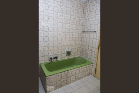 Casa à venda com 315m², 3 quartos e 2 vagas Casa à venda com 315m², 3 quartos e 2 vagasBanheiro