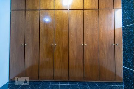 Casa à venda com 500m², 4 quartos e 3 vagas Casa à venda com 500m², 4 quartos e 3 vagasCloset do Banheiro do Quarto 1