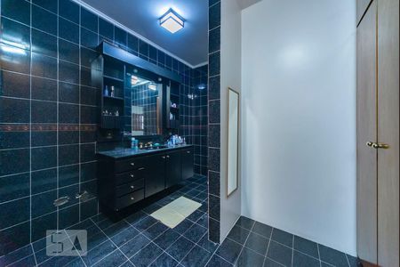 Casa à venda com 500m², 4 quartos e 3 vagas Casa à venda com 500m², 4 quartos e 3 vagasCloset do Banheiro do Quarto 1