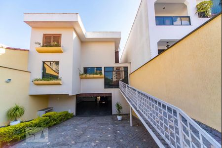 Casa à venda com 500m², 4 quartos e 3 vagas Casa à venda com 500m², 4 quartos e 3 vagasFachada