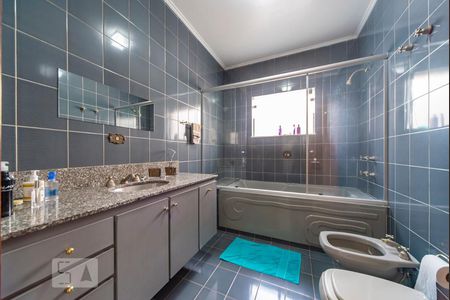 Casa à venda com 500m², 4 quartos e 3 vagas Casa à venda com 500m², 4 quartos e 3 vagasBanheiro do Quarto 4