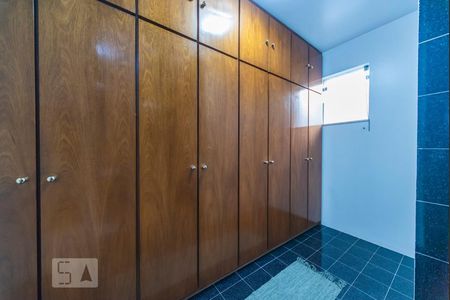 Casa à venda com 500m², 4 quartos e 3 vagas Casa à venda com 500m², 4 quartos e 3 vagasCloset do Banheiro do Quarto 1