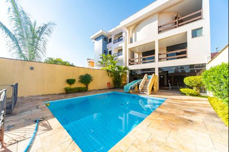 Casa à venda com 500m², 4 quartos e 3 vagas Casa à venda com 500m², 4 quartos e 3 vagasPiscina