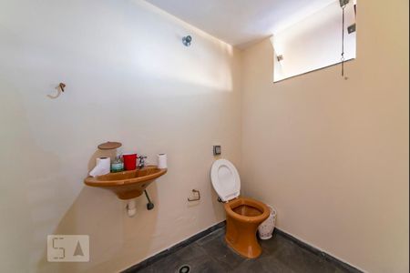 Casa à venda com 500m², 4 quartos e 3 vagas Casa à venda com 500m², 4 quartos e 3 vagasBanheiro da Churrasqueira