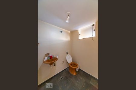 Casa à venda com 500m², 4 quartos e 3 vagas Casa à venda com 500m², 4 quartos e 3 vagasBanheiro da Churrasqueira