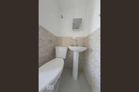 Banheiro de kitnet/studio para alugar com 1 quarto, 30m² em Centro, Curitiba