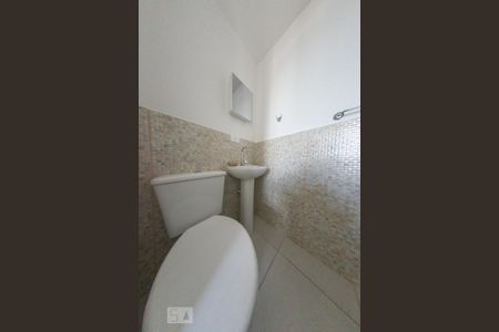 Banheiro de kitnet/studio para alugar com 1 quarto, 30m² em Centro, Curitiba