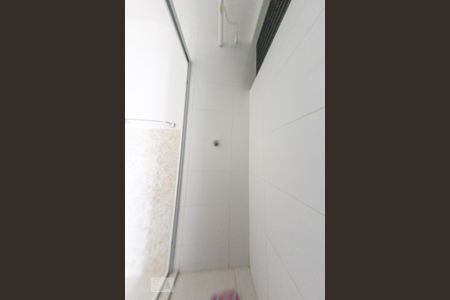 Banheiro de kitnet/studio para alugar com 1 quarto, 30m² em Centro, Curitiba