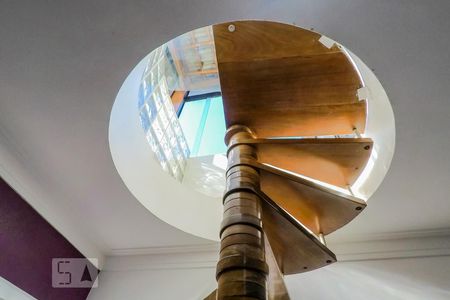 Apartamento à venda com 210m², 4 quartos e 2 vagasEscada para piso superior