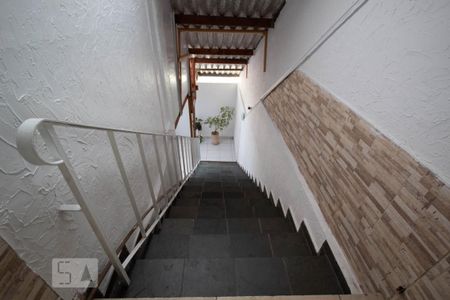 Casa à venda com 150m², 5 quartos e 2 vagas Casa à venda com 150m², 5 quartos e 2 vagasEscada