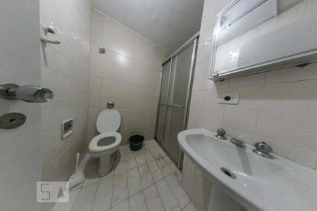 Banheiro de kitnet/studio para alugar com 1 quarto, 40m² em Centro, Curitiba