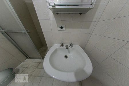 Banheiro de kitnet/studio para alugar com 1 quarto, 40m² em Centro, Curitiba