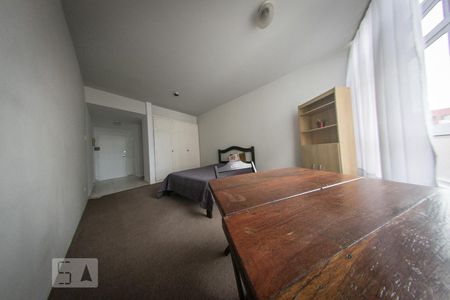 Quarto de kitnet/studio para alugar com 1 quarto, 40m² em Centro, Curitiba