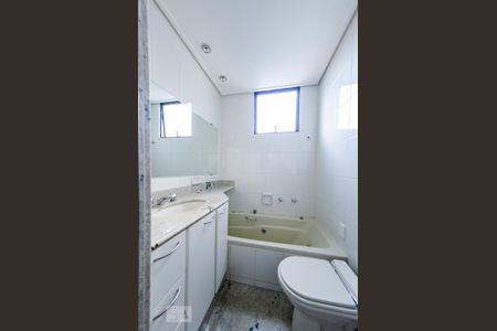 Apartamento à venda com 150m², 4 quartos e 3 vagas Apartamento à venda com 150m², 4 quartos e 3 vagasBanheiro da suíte 2