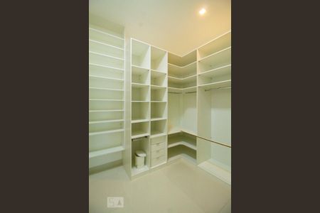 Casa à venda com 250m², 3 quartos e 5 vagasClosset