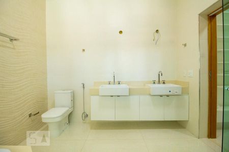 Casa à venda com 250m², 3 quartos e 5 vagasBanheiro da Suíte 1