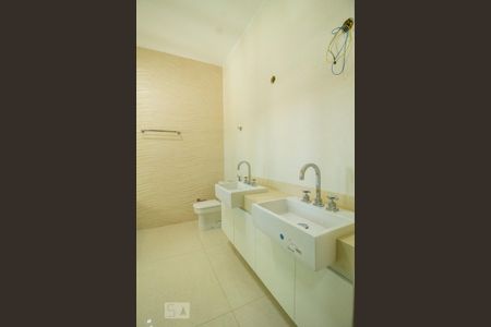 Casa à venda com 250m², 3 quartos e 5 vagasBanheiro da Suíte 1