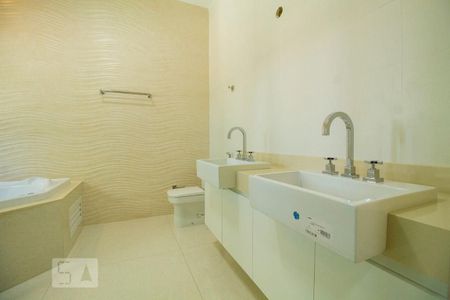 Casa à venda com 250m², 3 quartos e 5 vagasBanheiro da Suíte 1