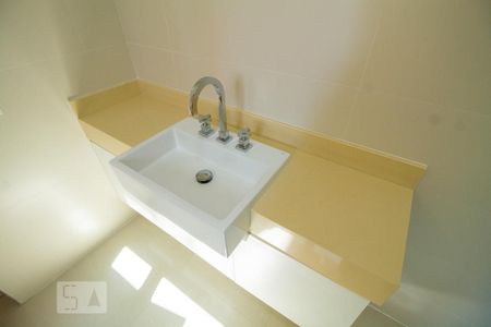 Casa à venda com 250m², 3 quartos e 5 vagasBanheiro da Suíte 2