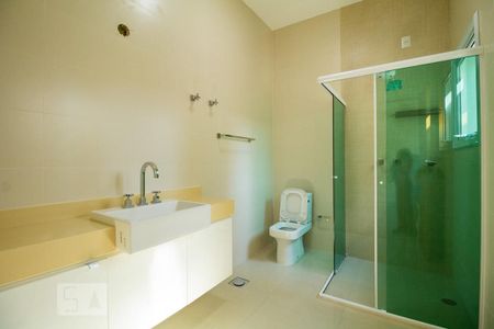 Casa à venda com 250m², 3 quartos e 5 vagasBanheiro da Suíte 2