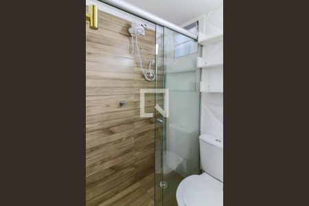 Banheiro de kitnet/studio para alugar com 1 quarto, 25m² em Jardim Ivana, São Paulo