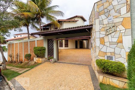 Casa à venda com 325m², 4 quartos e 4 vagasFachada