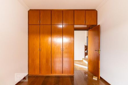 Casa à venda com 325m², 4 quartos e 4 vagasQuarto 2 - Armários