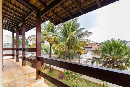 Casa à venda com 325m², 4 quartos e 4 vagasVaranda da suíte e do quarto 2