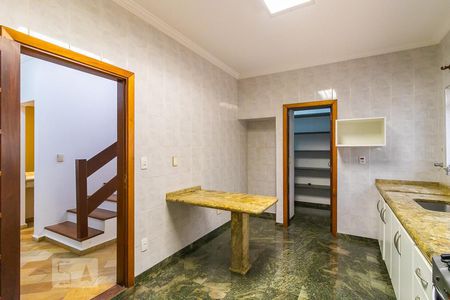 Casa à venda com 325m², 4 quartos e 4 vagas Casa à venda com 325m², 4 quartos e 4 vagasCozinha