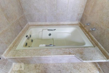 Casa à venda com 325m², 4 quartos e 4 vagasBanheiro da suíte - Banheira