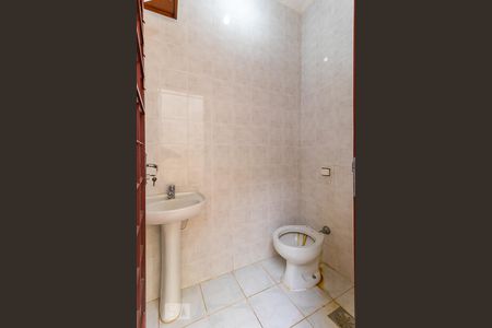 Casa à venda com 325m², 4 quartos e 4 vagasBanheiro de serviço