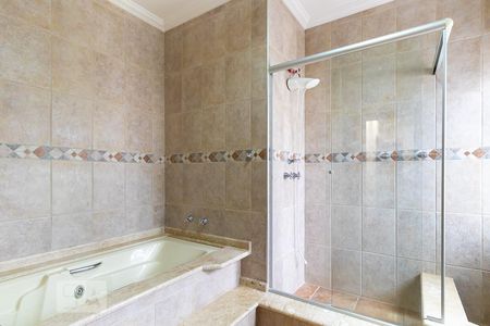 Casa à venda com 325m², 4 quartos e 4 vagasBanheiro da suíte