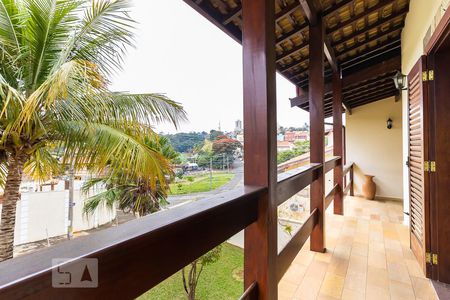 Casa à venda com 325m², 4 quartos e 4 vagasVaranda da suíte e do quarto 2