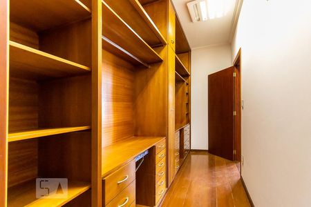 Casa à venda com 325m², 4 quartos e 4 vagas Casa à venda com 325m², 4 quartos e 4 vagasQuarto da suíte - Closet