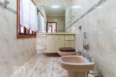 Casa à venda com 325m², 4 quartos e 4 vagasBanheiro social