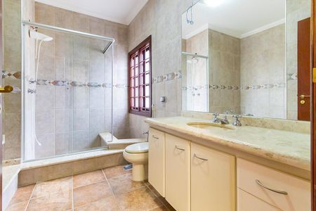 Casa à venda com 325m², 4 quartos e 4 vagasBanheiro da suíte