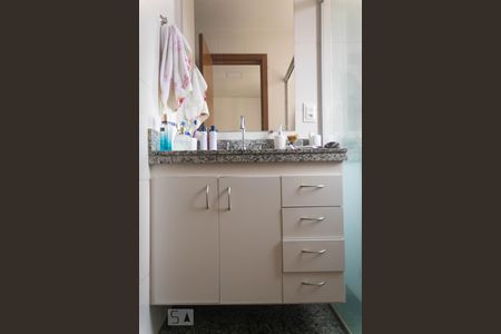 Lavabo e pia suíte 2 de apartamento à venda com 2 quartos, 85m² em Belvedere, Belo Horizonte
